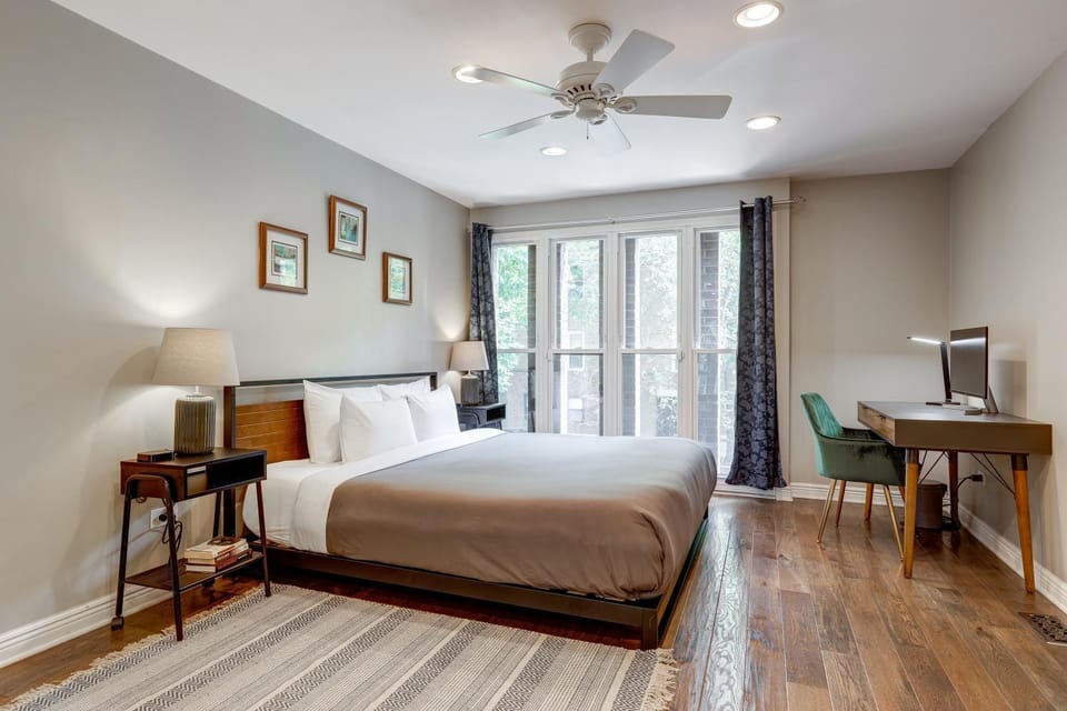 Charming & Bright Multilevel Townhome with Parking House in Lincoln Park