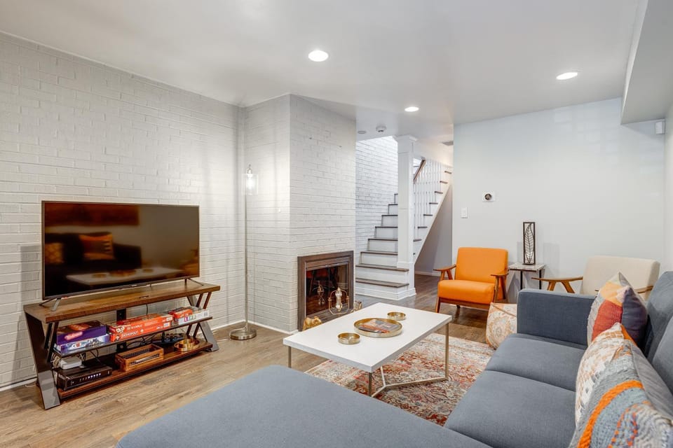 Charming & Bright Multilevel Townhome with Parking House in Lincoln Park