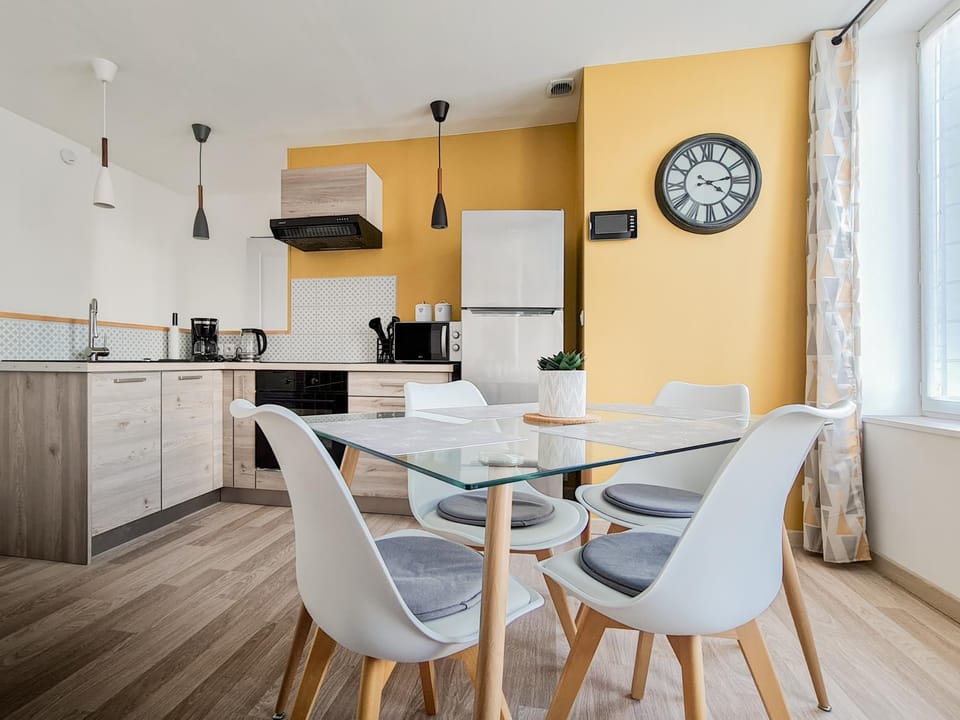 Kitchen or kitchenette, Dining area, minibar, pet friendly, stove, toaster