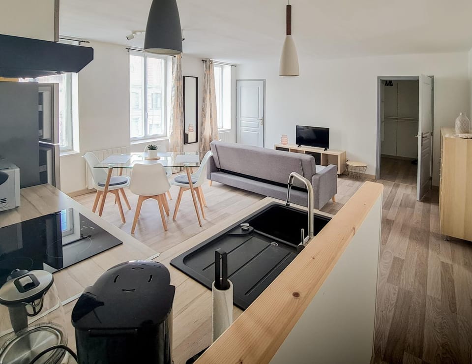TV and multimedia, Kitchen or kitchenette, Living room, Seating area, Dining area