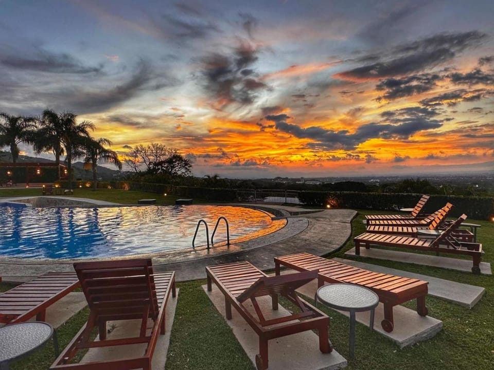 CR MARIPOSA RENTALS Lakeview PENTHOUSE with office space, pool, gym, tennis Apartment in San José Province