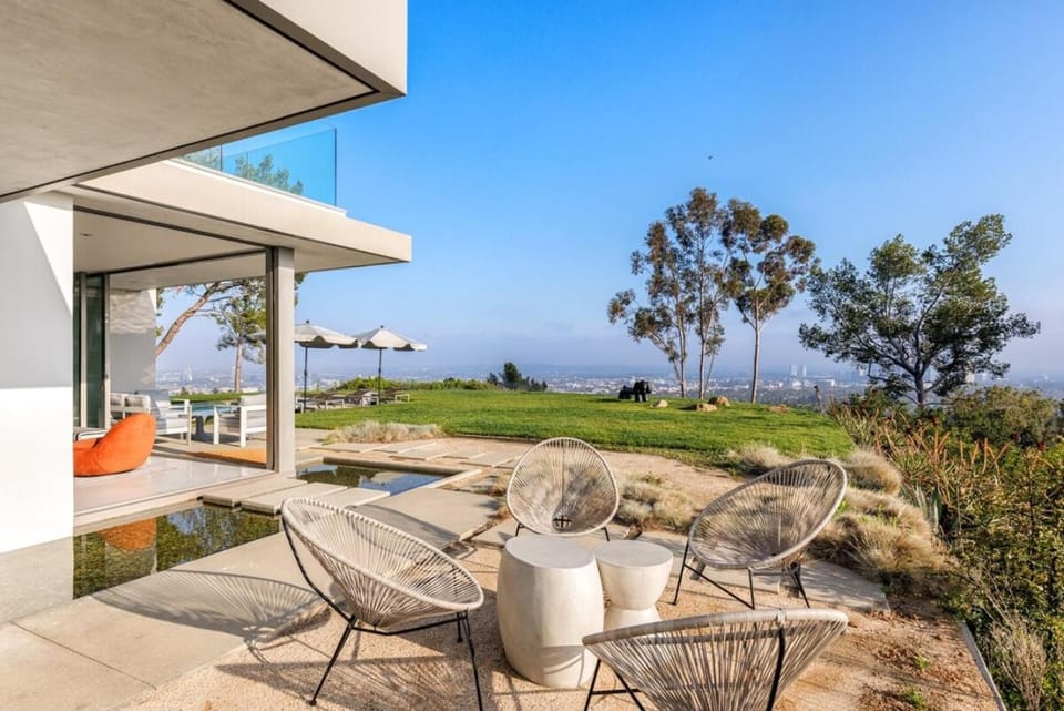 Vue Modern Villa in Beverly Hills