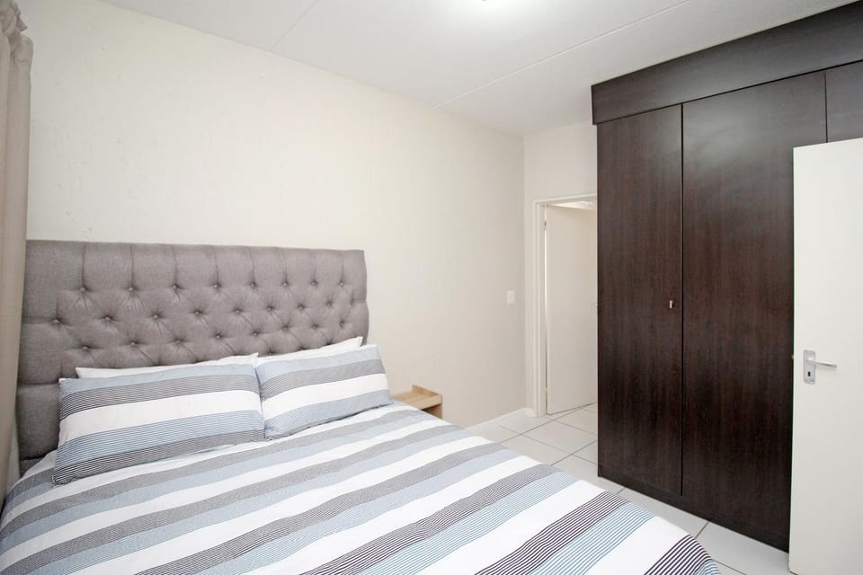 GREENWICH 2 bedroom 2 bath serv apart with 24hrs electricity Apartment hotel in Sandton