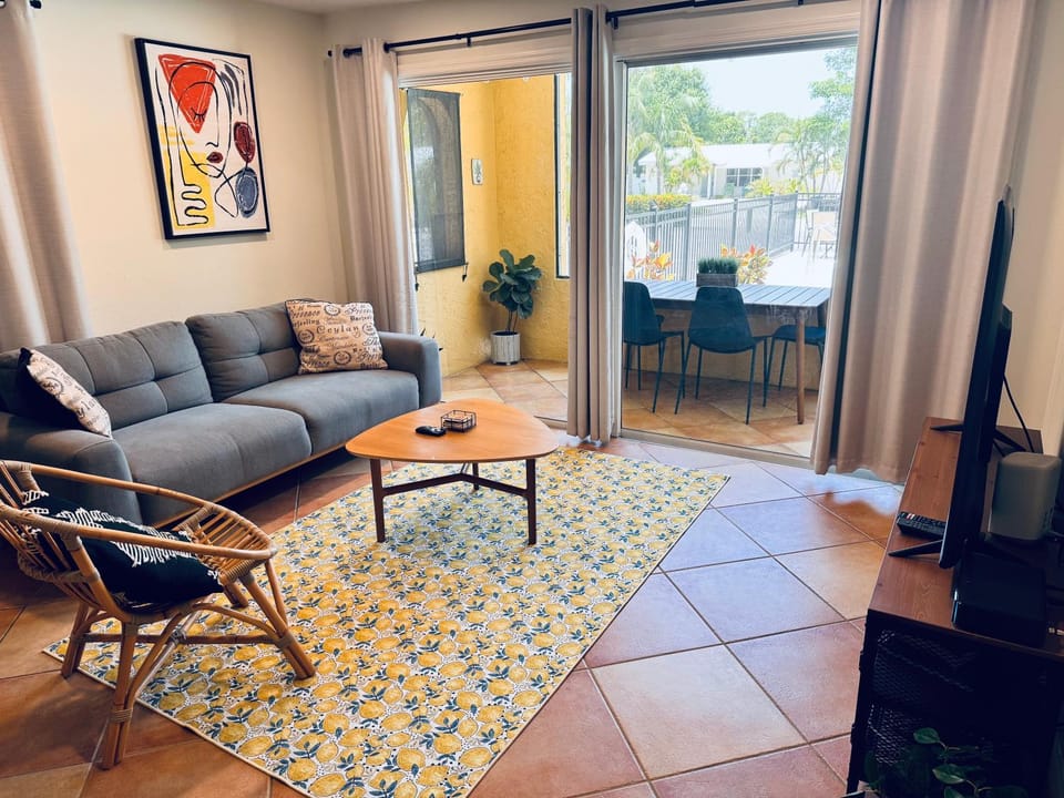 * NEW * Serene Retreat / Private Patio & Pool * Apartment in Florida