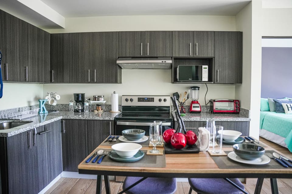 Kitchen or kitchenette, Dining area
