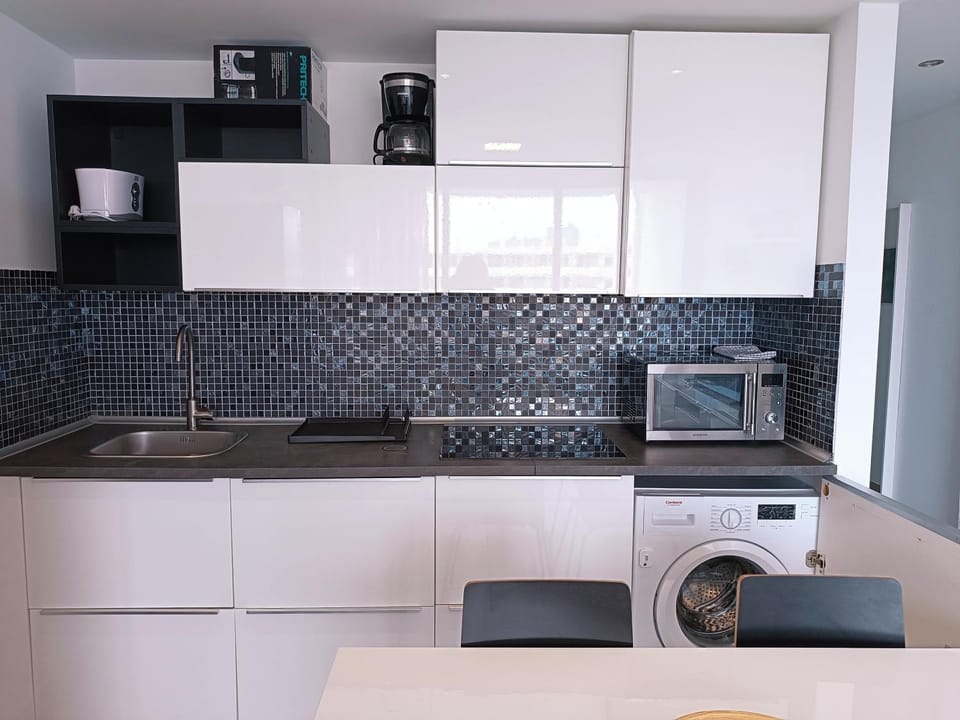 Kitchen or kitchenette, minibar