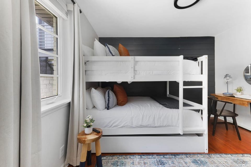 The Blue Bungalow - 4 beds And 7 Mins To Broadway! Apartment in Nashville