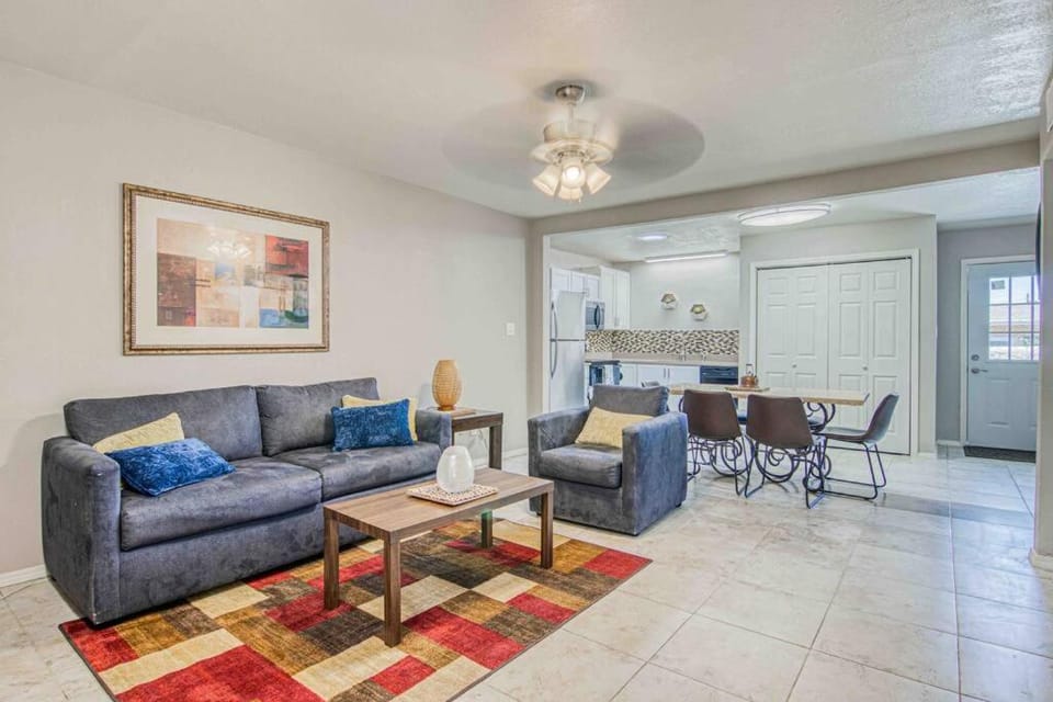 Kitchen or kitchenette, Living room, Seating area, Dining area