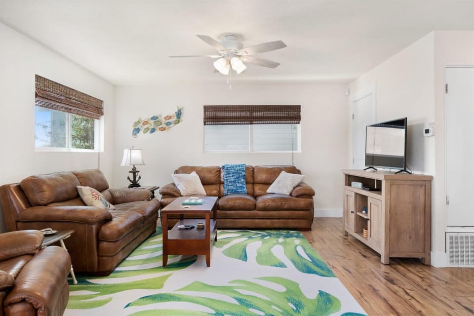 TV and multimedia, Living room, Seating area, furniture