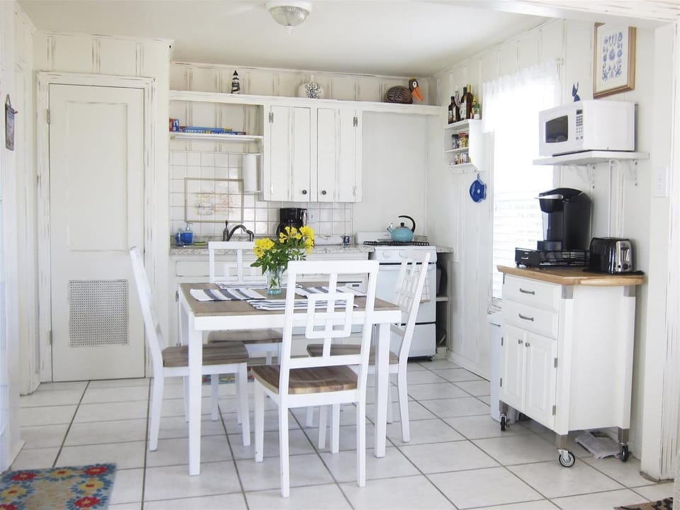 Coffee/tea facilities, Kitchen or kitchenette, Dining area, microwave, kitchen