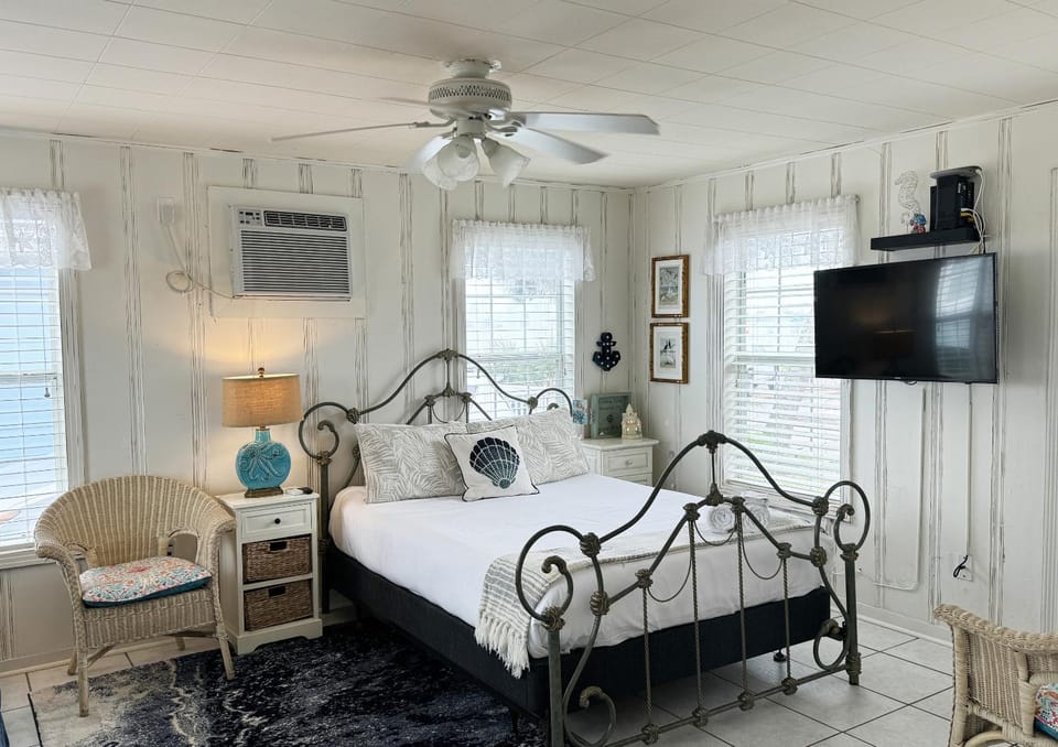 Bed, TV and multimedia, Living room, Seating area, Bedroom, furniture, air conditioner