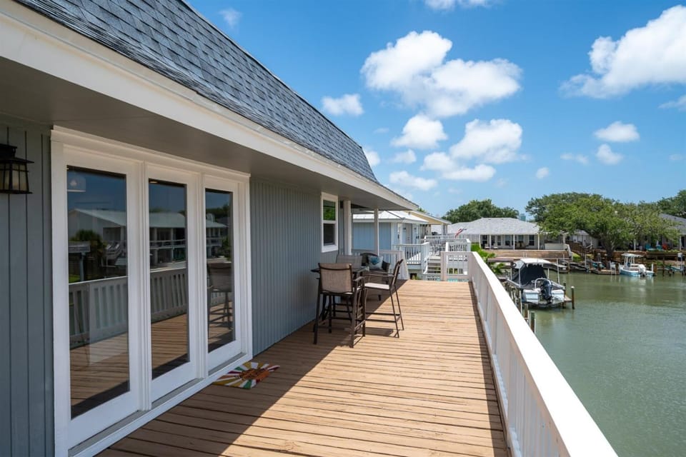 Property building, Patio, Balcony/Terrace, River view