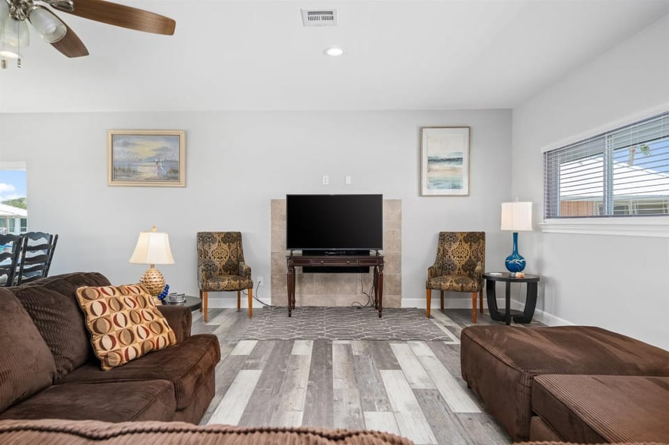 TV and multimedia, Living room, Seating area, furniture