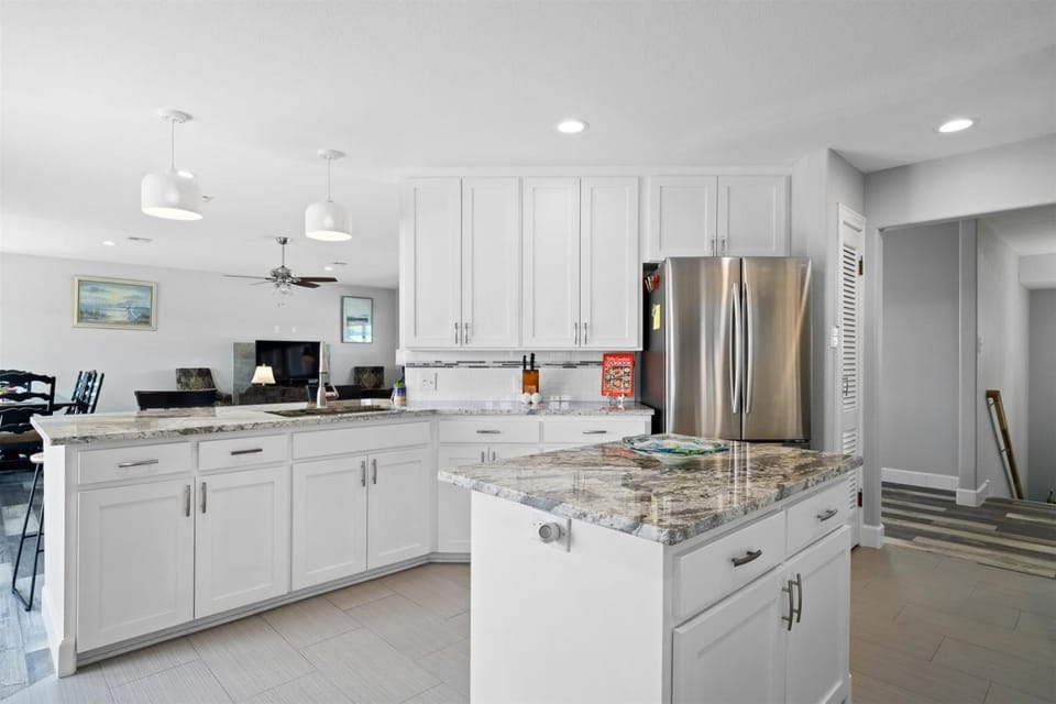Kitchen or kitchenette, Living room, Seating area, dishwasher, furniture, microwave, stove, kitchen