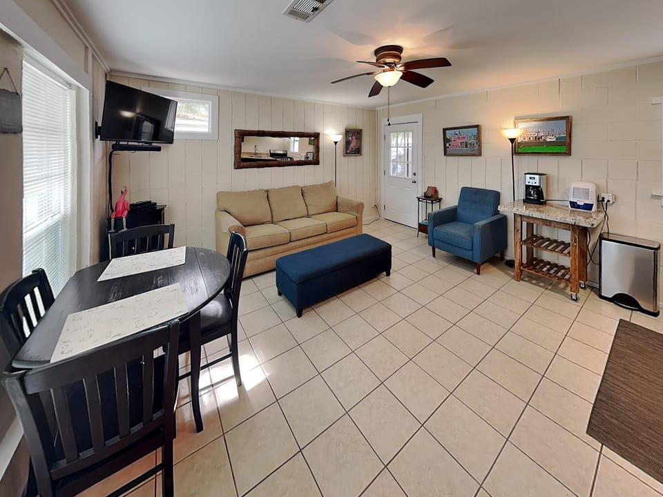TV and multimedia, Coffee/tea facilities, Living room, Seating area, Dining area, furniture