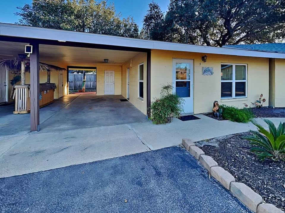 Property building, Facade/entrance, Garden, Parking