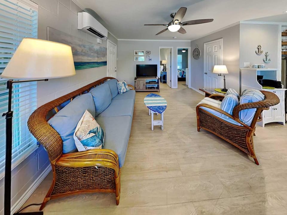 TV and multimedia, Living room, Seating area, furniture, air conditioner