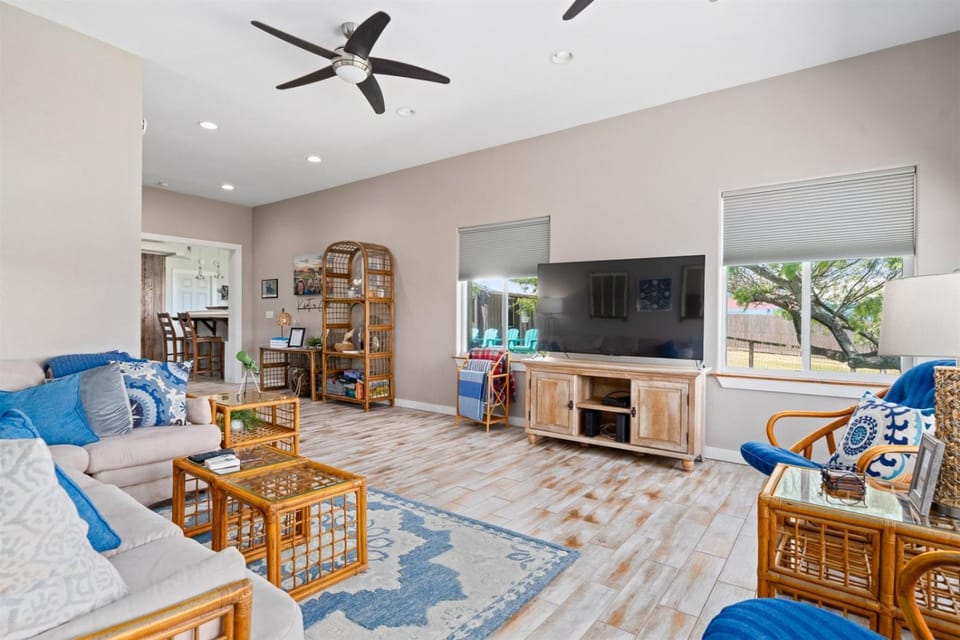 TV and multimedia, Living room, Seating area, furniture
