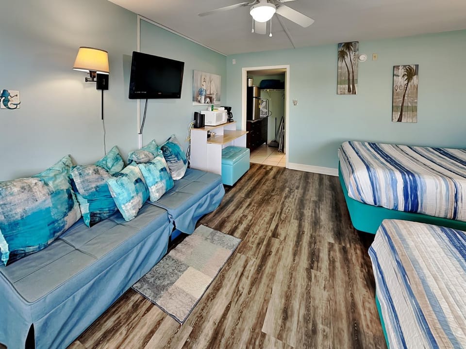 Bed, TV and multimedia, Living room, Seating area, furniture, microwave