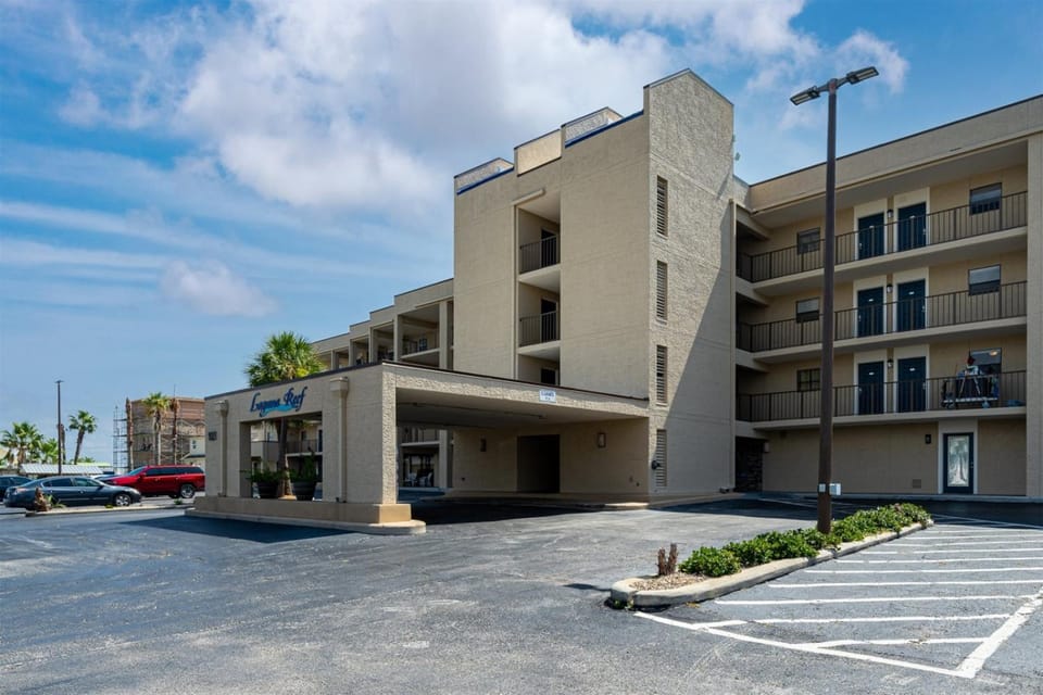 Property building, Facade/entrance, Balcony/Terrace, Parking
