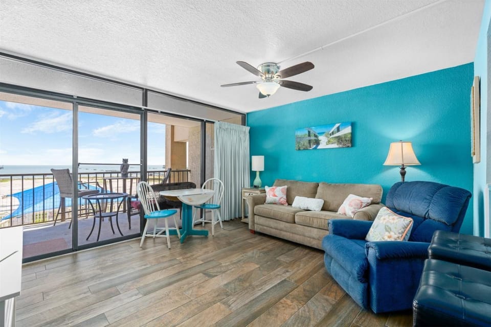 Balcony/Terrace, Living room, Seating area, Sea view, Swimming pool