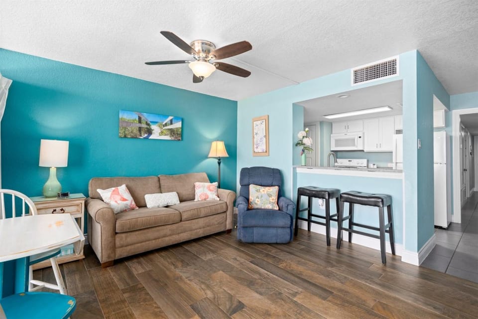 Kitchen or kitchenette, Living room, Seating area, air conditioner