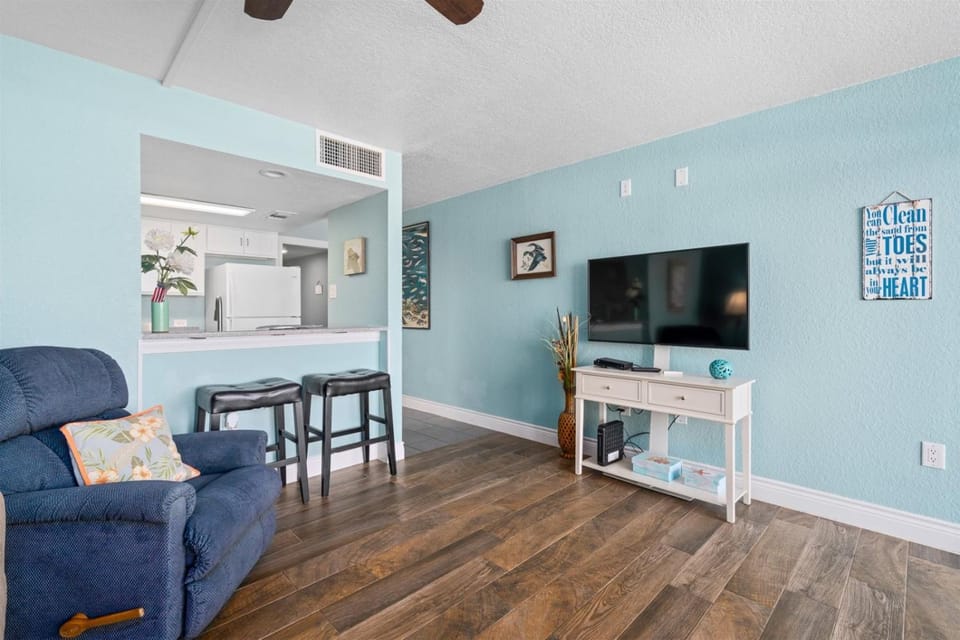 TV and multimedia, Kitchen or kitchenette, Living room, Seating area, furniture, air conditioner