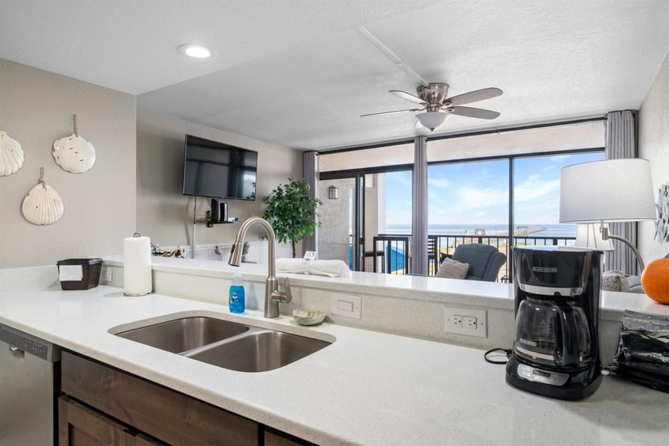 TV and multimedia, Balcony/Terrace, Kitchen or kitchenette, Seating area, Sea view, microwave