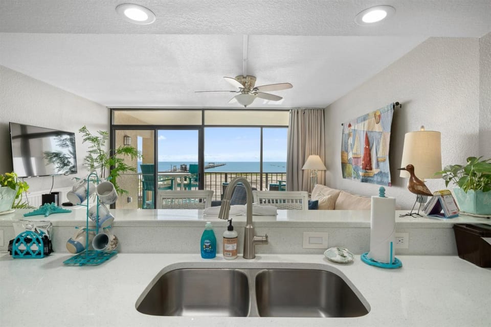 TV and multimedia, Balcony/Terrace, Kitchen or kitchenette, Living room, Seating area, Sea view, furniture