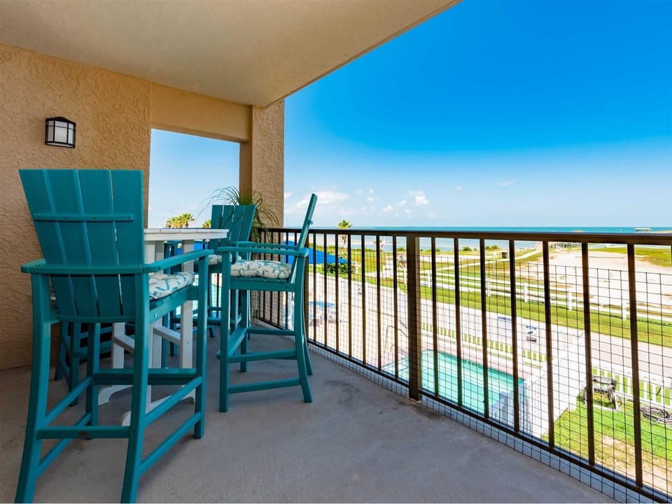 Balcony/Terrace, Seating area, Pool view, Sea view