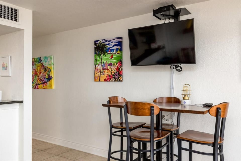 TV and multimedia, Seating area, Dining area, furniture, air conditioner