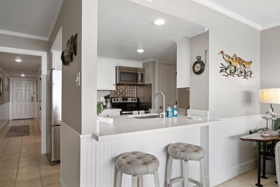 Kitchen or kitchenette, Seating area, microwave, oven, stove, kitchen