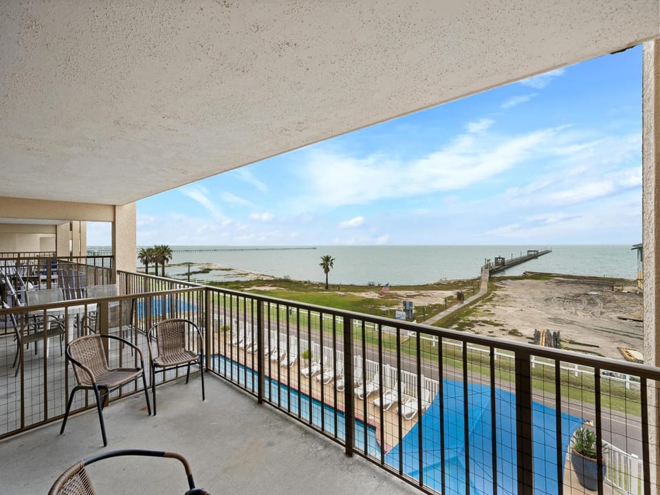 Balcony/Terrace, Seating area, Pool view, Sea view, Swimming pool