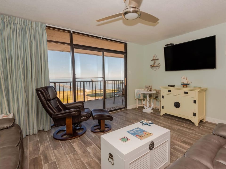 TV and multimedia, View (from property/room), Balcony/Terrace, Living room, Seating area, Beach, Sea view, furniture