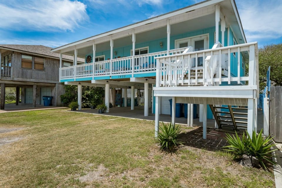 Property building, Patio, Balcony/Terrace, Parking