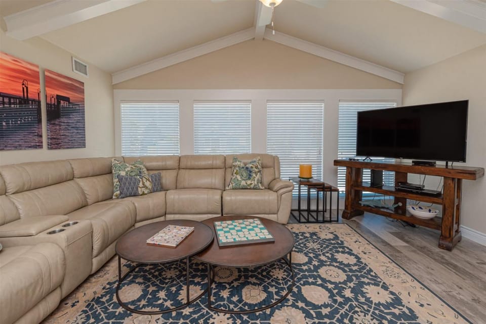TV and multimedia, Living room, Seating area, furniture, air conditioner