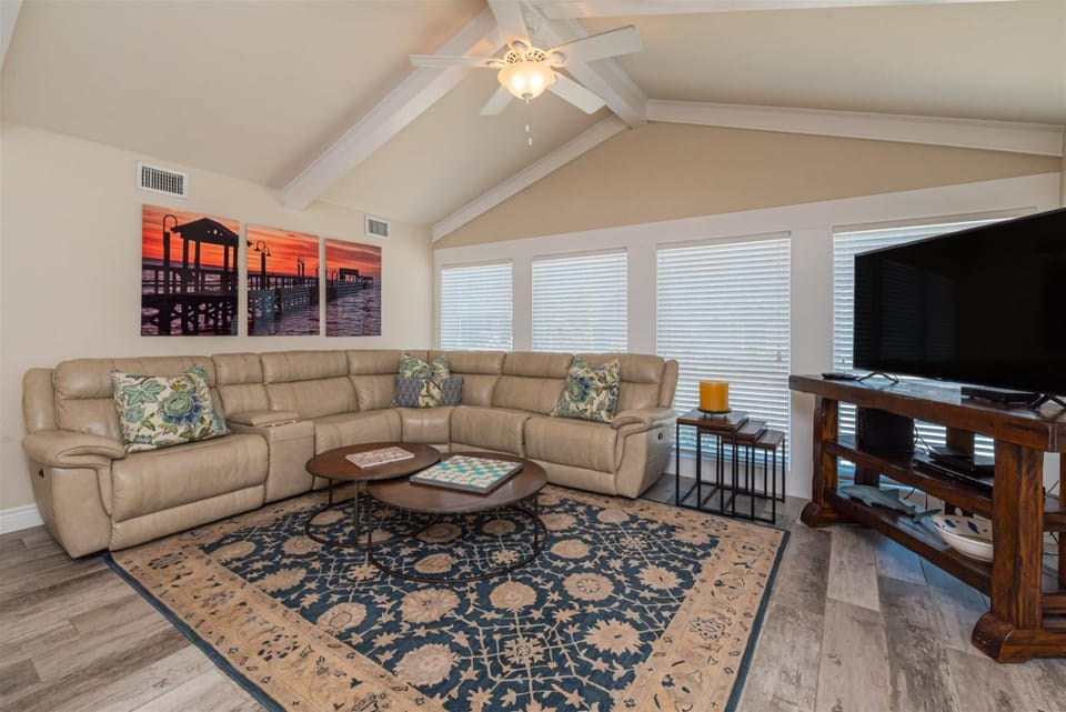 TV and multimedia, Living room, Seating area, air conditioner