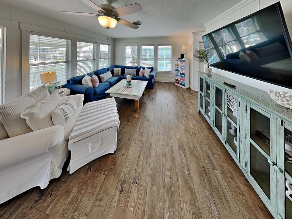 TV and multimedia, Living room, Seating area, Sea view, furniture