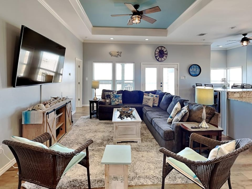 TV and multimedia, Living room, Seating area, furniture, air conditioner