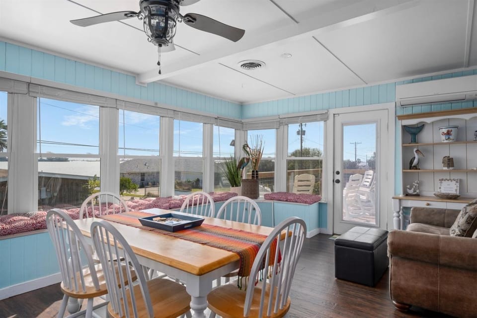 Living room, Seating area, Dining area, Street view, furniture, air conditioner