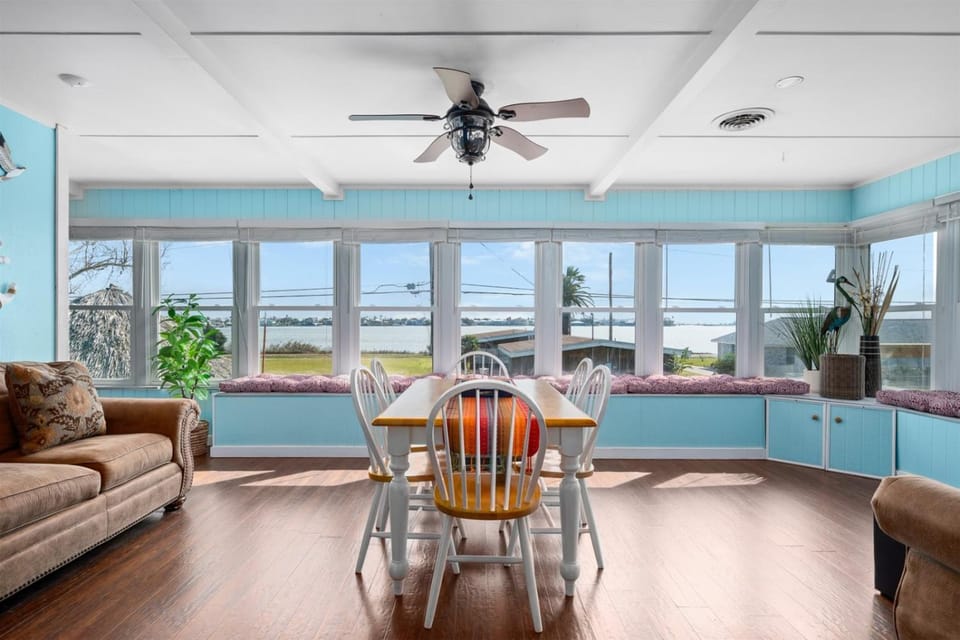 View (from property/room), Living room, Seating area, Dining area, River view, furniture
