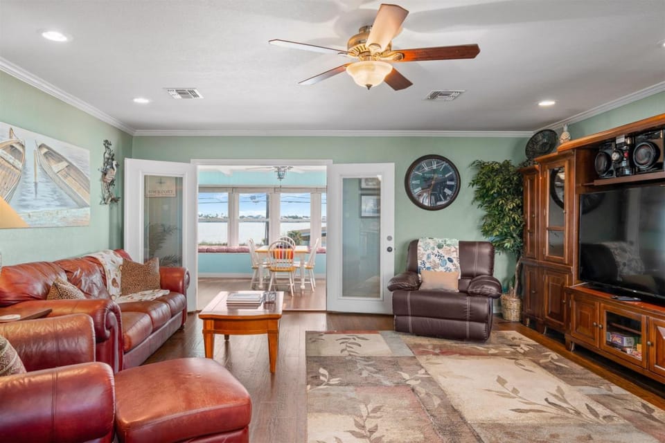 TV and multimedia, View (from property/room), Living room, Lake view, furniture