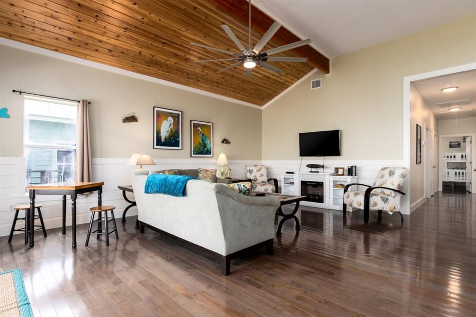 TV and multimedia, Living room, Seating area, furniture