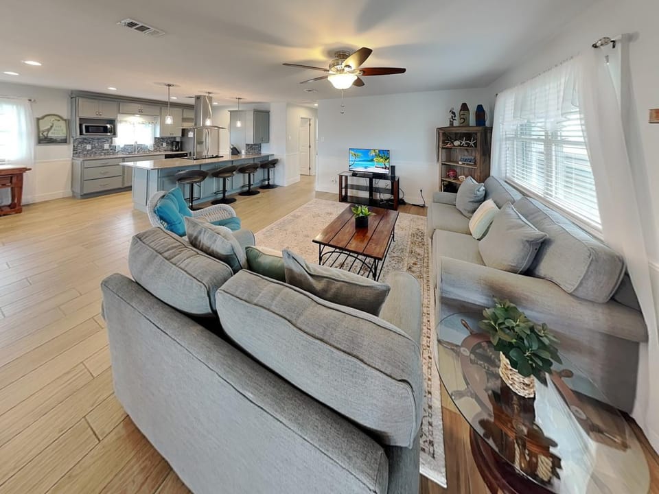 TV and multimedia, Kitchen or kitchenette, Living room, Seating area, furniture
