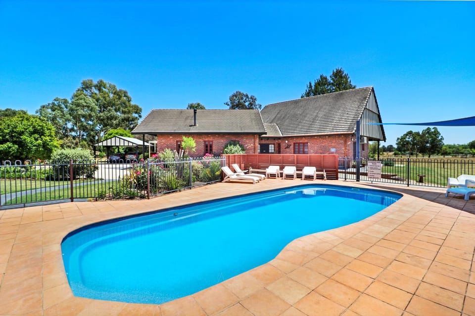 Property building, Garden, Garden view, Pool view, Swimming pool, sunbed