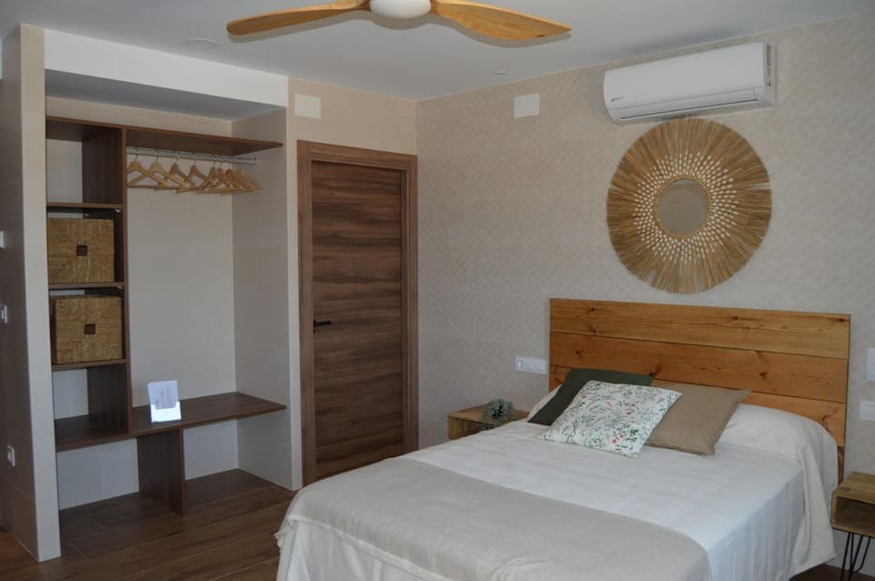 Bed, Photo of the whole room, Bedroom, fireplace, wardrobe, air conditioner