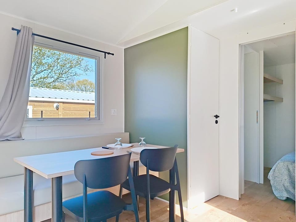 Hébergements camping "Les pieds dans l'eau" Campground/ 
RV Resort in Crozon