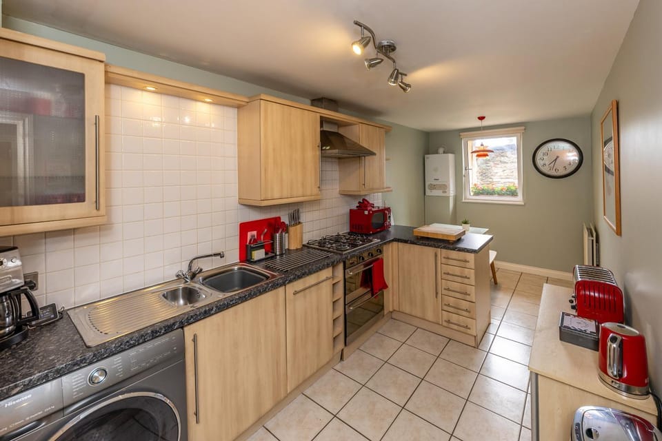 Next to the Palace and Royal Mile with parking Apartment in Edinburgh