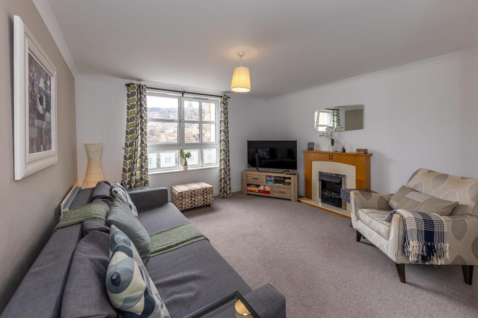 Next to the Palace and Royal Mile with parking Apartment in Edinburgh