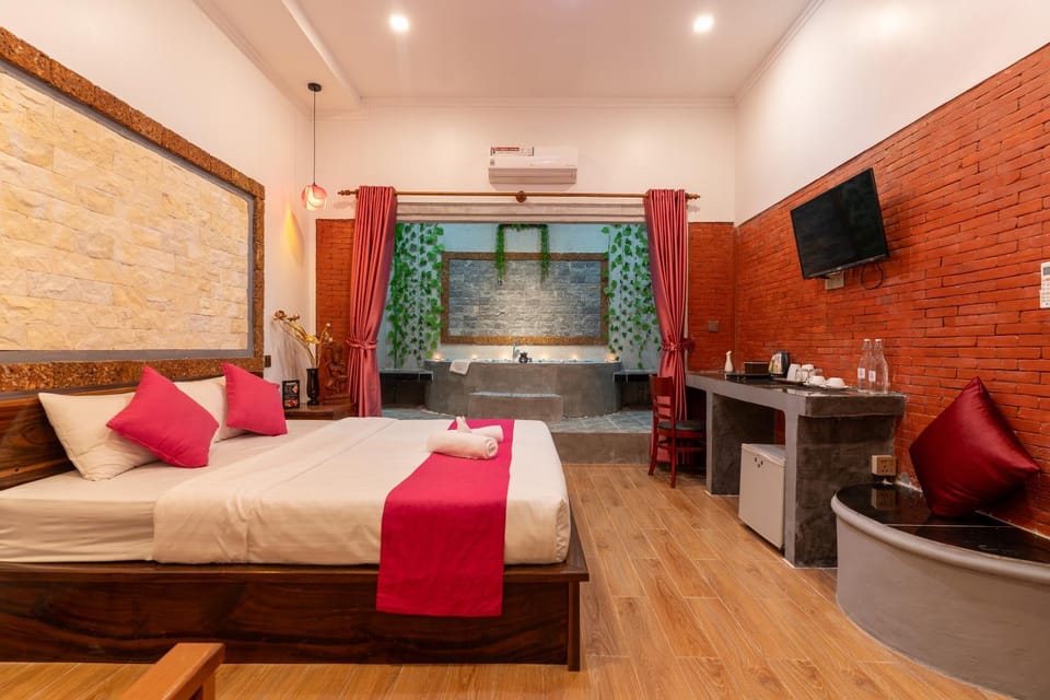 Bed, Photo of the whole room, Seating area, Bedroom, air conditioner